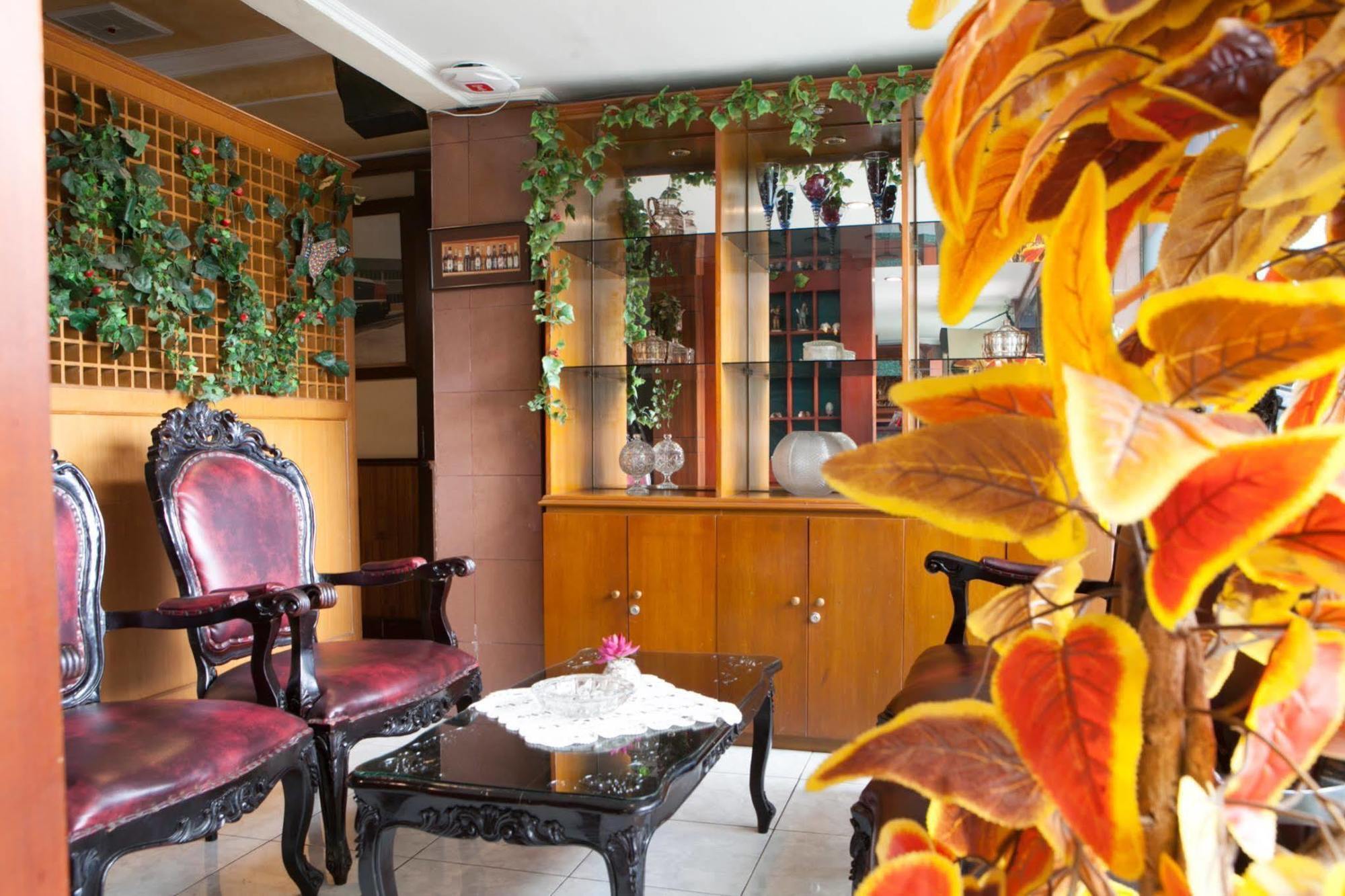Reddoorz Plus Near Riau Street Bandung Exteriör bild